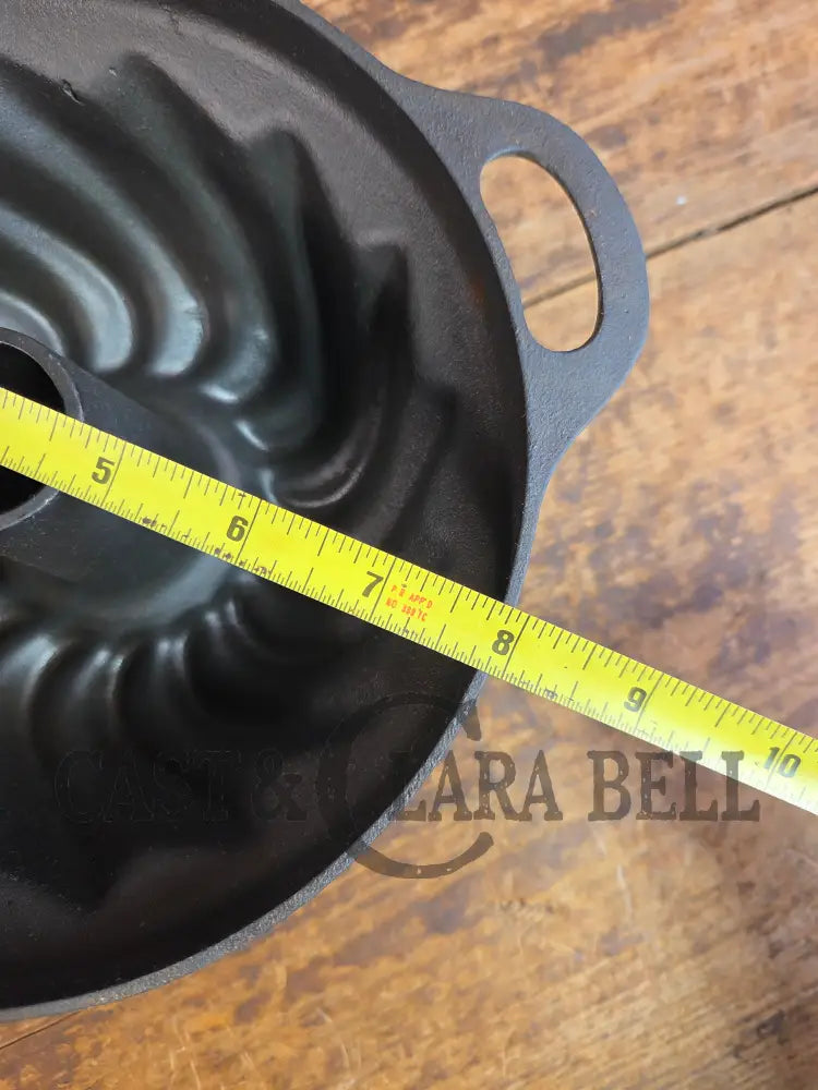 Great gift for the baker! Swirl style 7 Cup Bundt pan made by Buzuluk Foundry - Bakeware