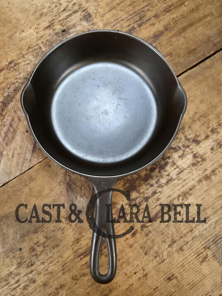 Great saute skillet! Wagner Ware #5 cast iron Skillet with Stylized Logo and Smooth Bottom 1055 E. SC24 Skillet