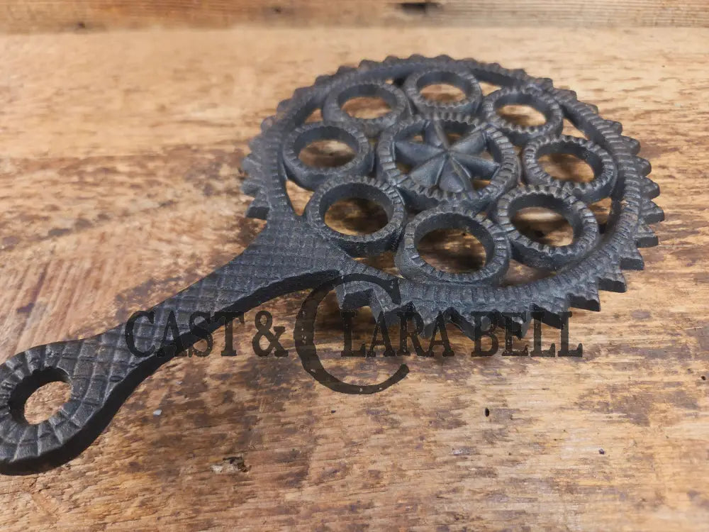 Griswold made ’Decorative Round’ large table trivet. #1902. Perfect everyday table trivet or gift! Dutch Ovens Trivets