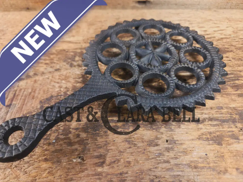 Griswold made βDecorative Roundβ large table trivet. #1902. Perfect everyday table trivet or gift! Dutch Ovens Trivets