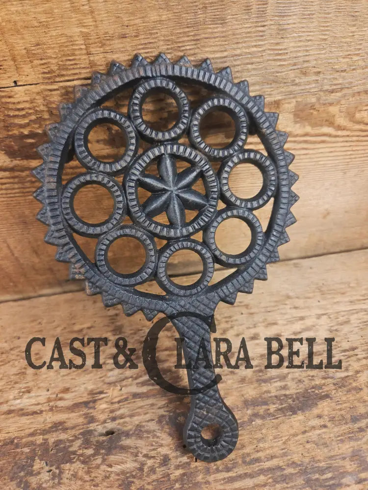 Griswold made ’Decorative Round’ large table trivet. #1902. Perfect everyday table trivet or gift! Dutch Ovens Trivets