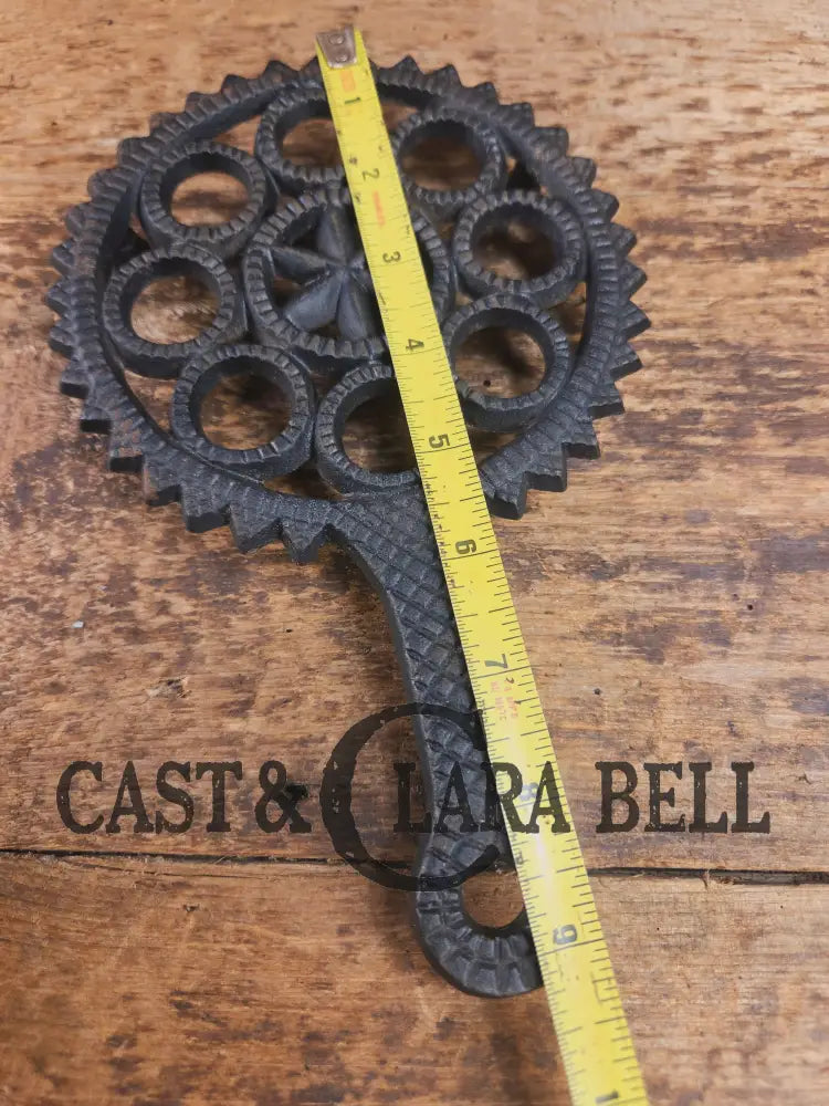 Griswold made ’Decorative Round’ large table trivet. #1902. Perfect everyday table trivet or gift! Dutch Ovens Trivets