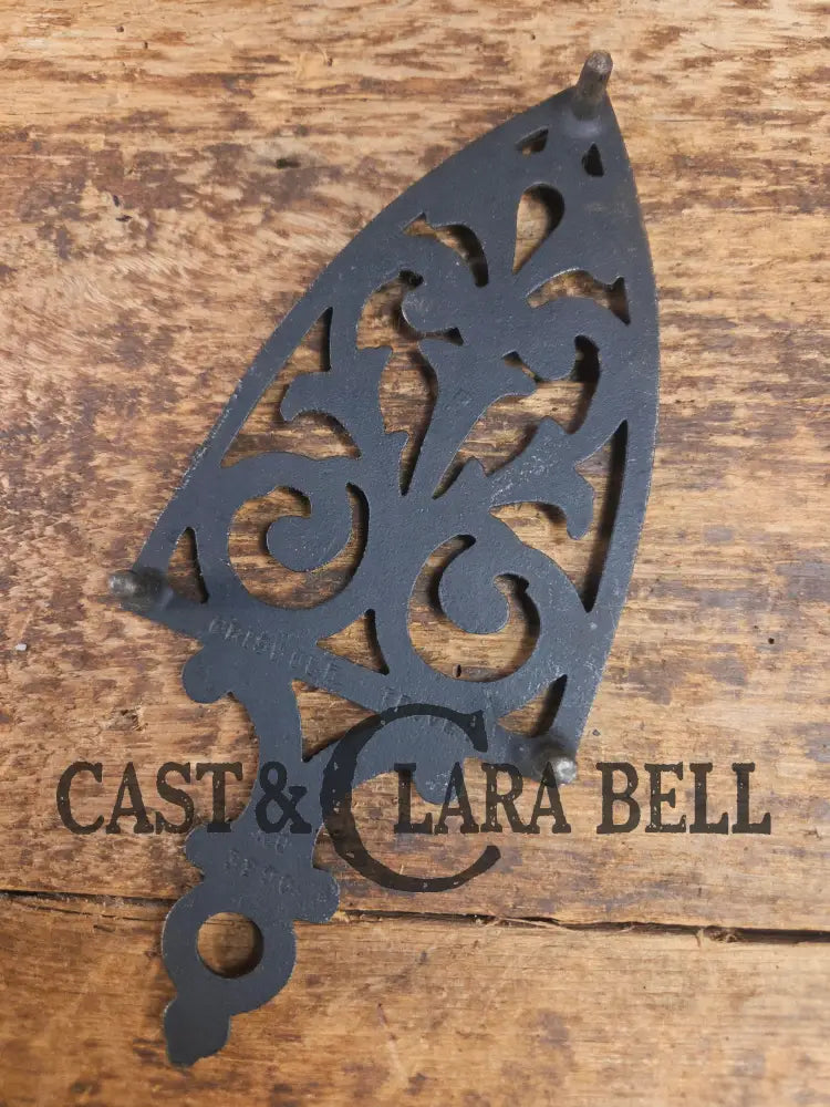 Griswold made ’Flat Iron Trivet’ large table trivet. #1725 perfect for your kitchen or dinner table! Dutch Ovens