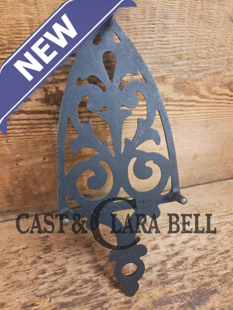 Griswold made βFlat Iron Trivetβ large table trivet. #1725 perfect for your kitchen or dinner table! Dutch Ovens