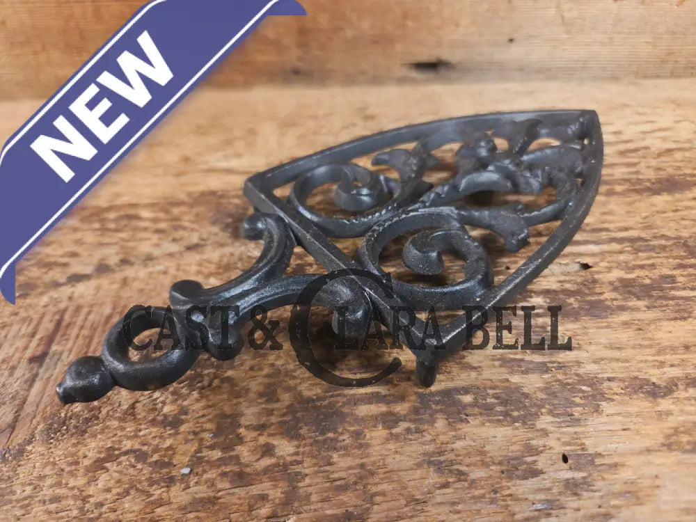 Griswold made βFlat Iron Trivetβ large table trivet. #1725 perfect for your kitchen or dinner table! Dutch Ovens