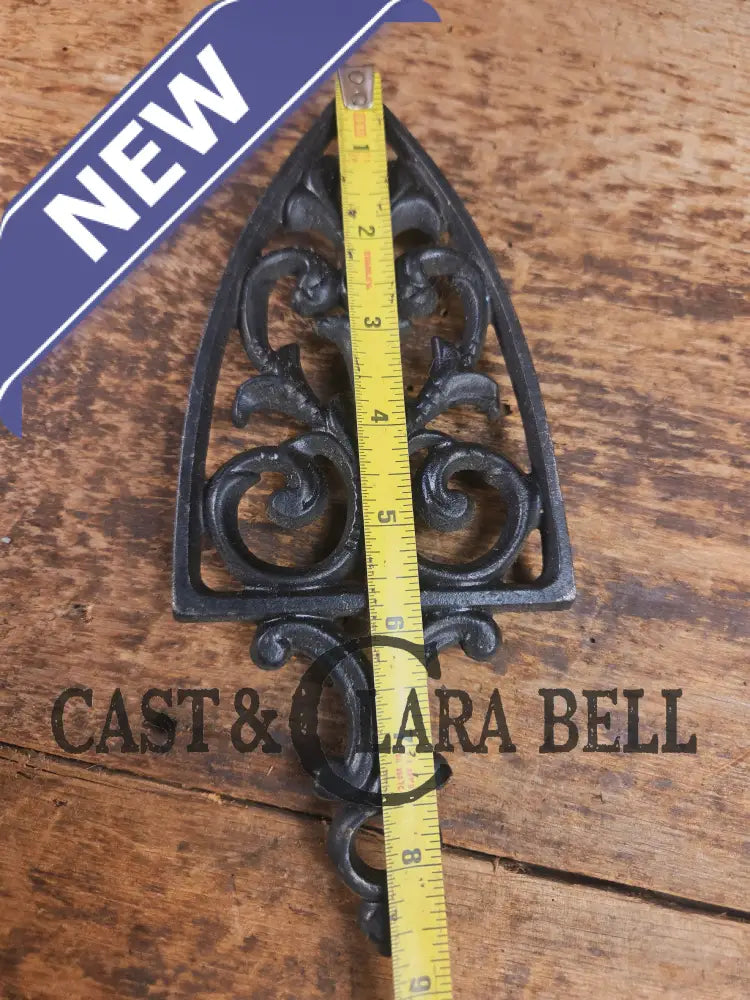 Griswold made βFlat Iron Trivetβ large table trivet. #1725 perfect for your kitchen or dinner table! Dutch Ovens