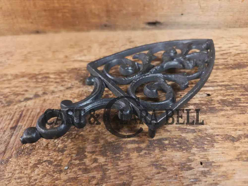 Griswold made ’Flat Iron Trivet’ large table trivet. #1725 perfect for your kitchen or dinner table! Dutch Ovens