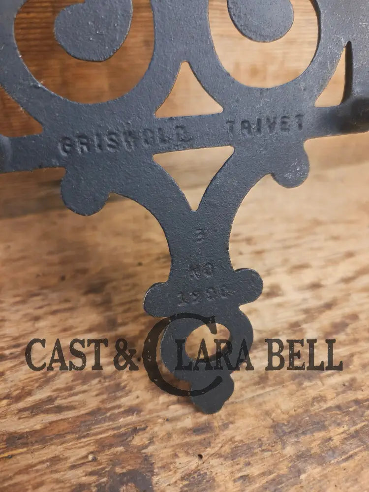 Griswold made ’Flat Iron Trivet’ large table trivet. #1725 perfect for your kitchen or dinner table! Dutch Ovens