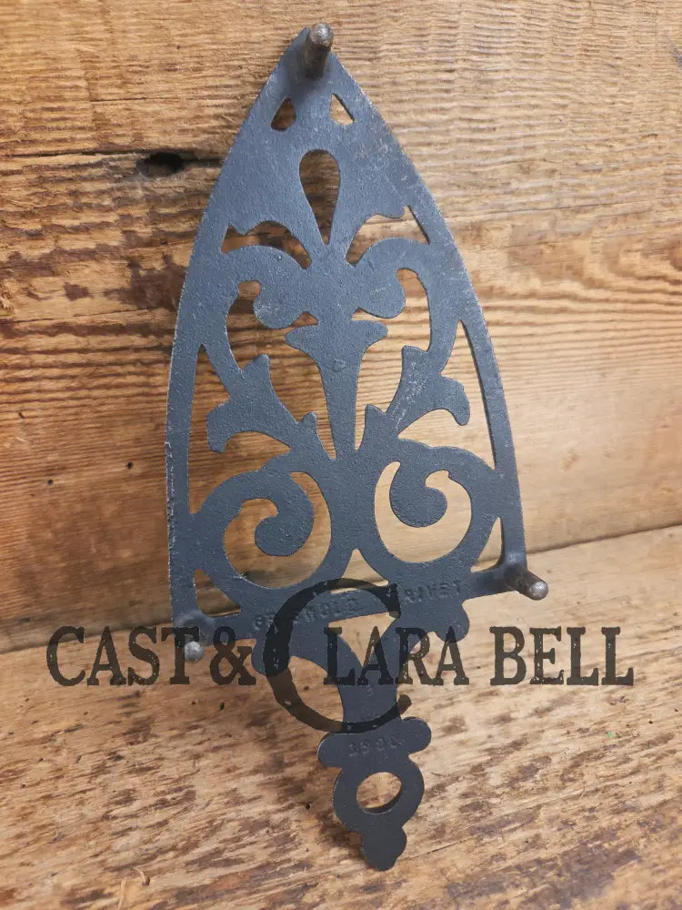 Griswold made ’Flat Iron Trivet’ large table trivet. #1725 perfect for your kitchen or dinner table! Dutch Ovens