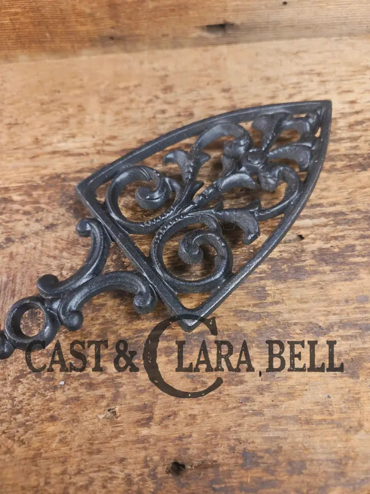 Griswold made ’Flat Iron Trivet’ large table trivet. #1725 perfect for your kitchen or dinner table! Dutch Ovens