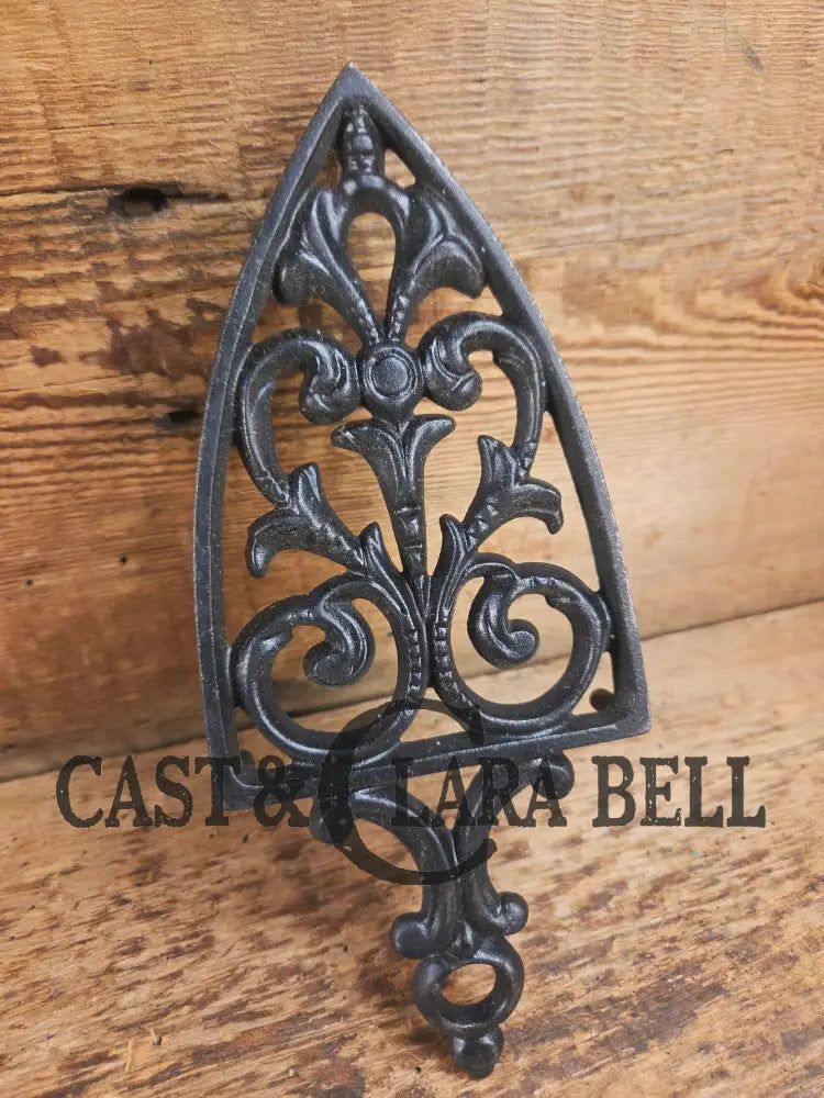 Griswold made ’Flat Iron Trivet’ large table trivet. #1725 perfect for your kitchen or dinner table! Dutch Ovens