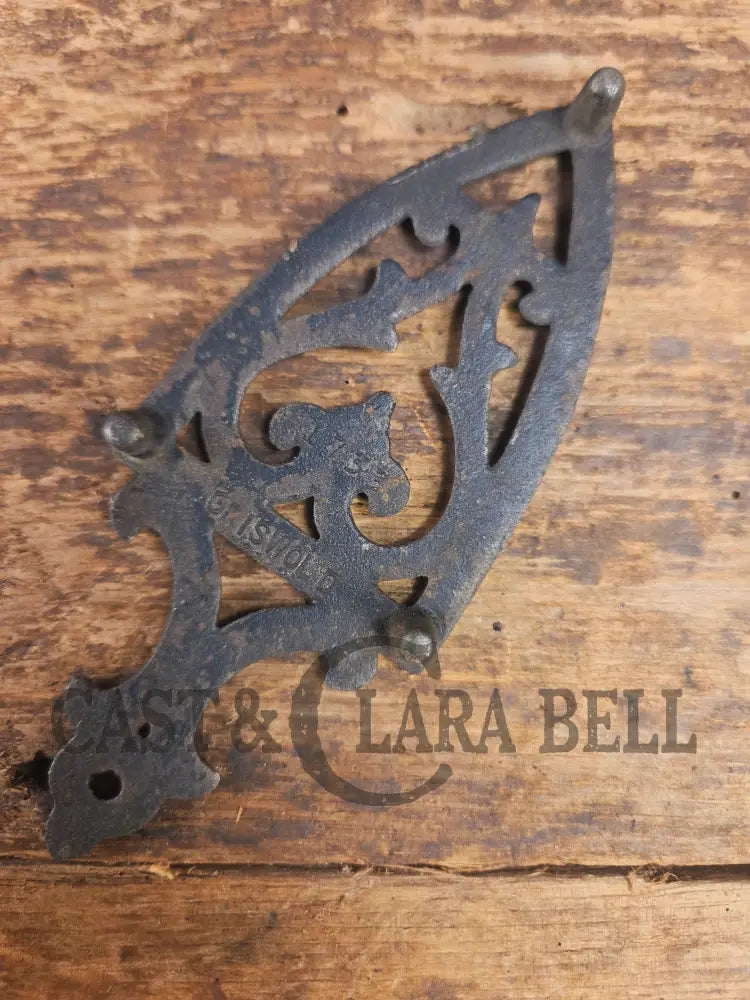 Griswold made βFlat Iron Trivetβ small table trivet. #1733 very cool trinket! Dutch Ovens Trivets & Kettles