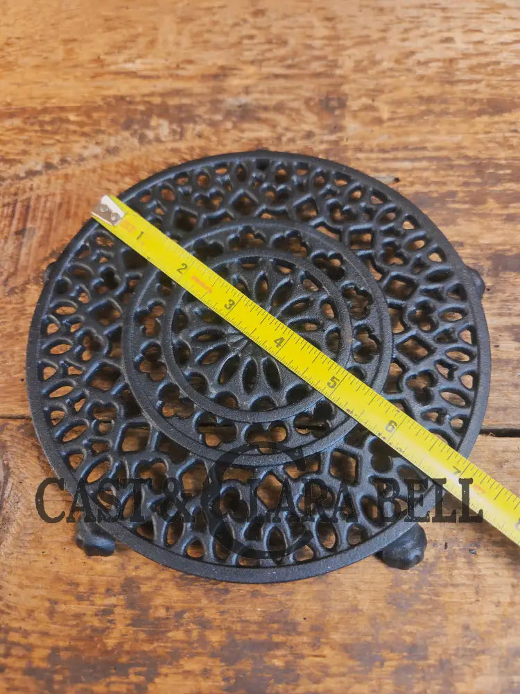 Griswold made ’Old Lace’ table trivet. #1739 perfect for your kitchen or dinner table! Very desirable piece! - Dutch