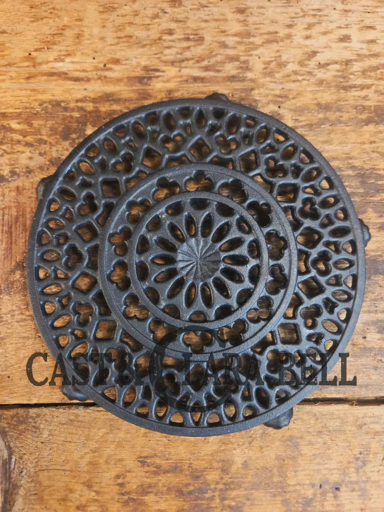 Griswold made ’Old Lace’ table trivet. #1739 perfect for your kitchen or dinner table! Very desirable piece! - Dutch