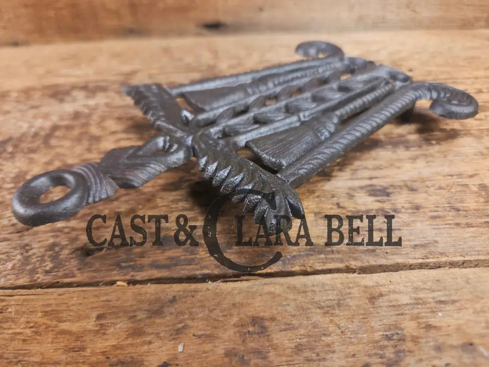 Griswold made ’Tassle and Grain’ table trivet. #1728 perfect for your kitchen or dinner table! Dutch Ovens Trivets &