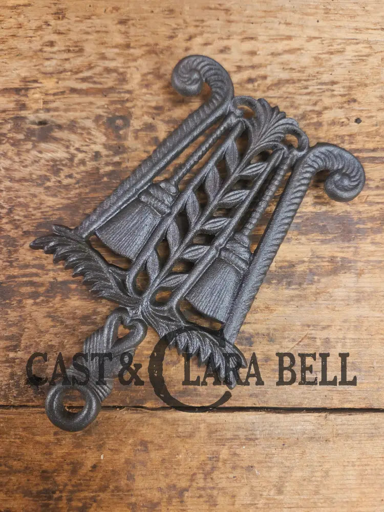 Griswold made ’Tassle and Grain’ table trivet. #1728 perfect for your kitchen or dinner table! Dutch Ovens Trivets &