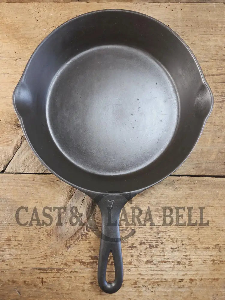 Hard to find 1920βs era βCenterβ Stylized logo Wagner Ware #7 Cast Iron Skillet 1057 A Skillet