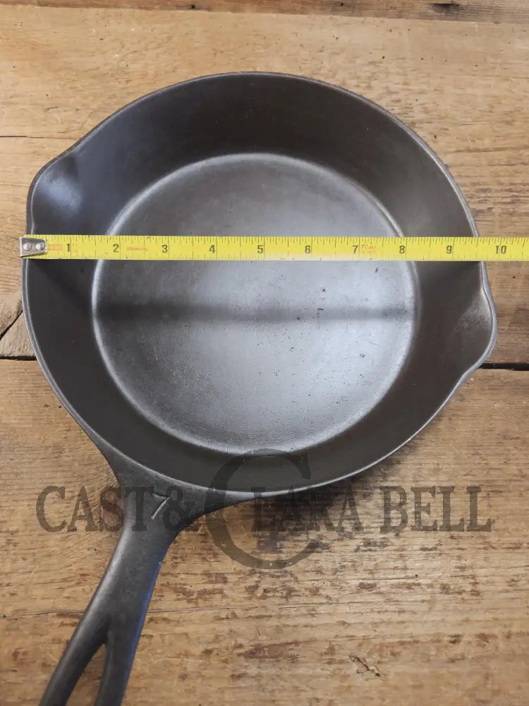 Hard to find 1920βs era βCenterβ Stylized logo Wagner Ware #7 Cast Iron Skillet 1057 A Skillet