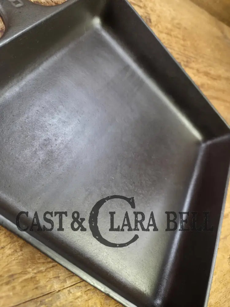 Hard to find! 1940βs Griswold No. 28 Square Fry Skillet w/ Small Block Logo & Grooved Handle. Awesome utility skillet