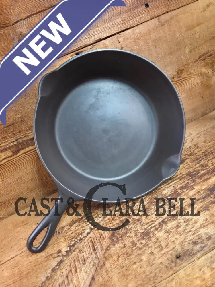 Hard to Find and GORGEOUS 1900 Era Early Wagner ’Arc Straight’ DEEP #8 Skillet. What a special piece to own Skillet