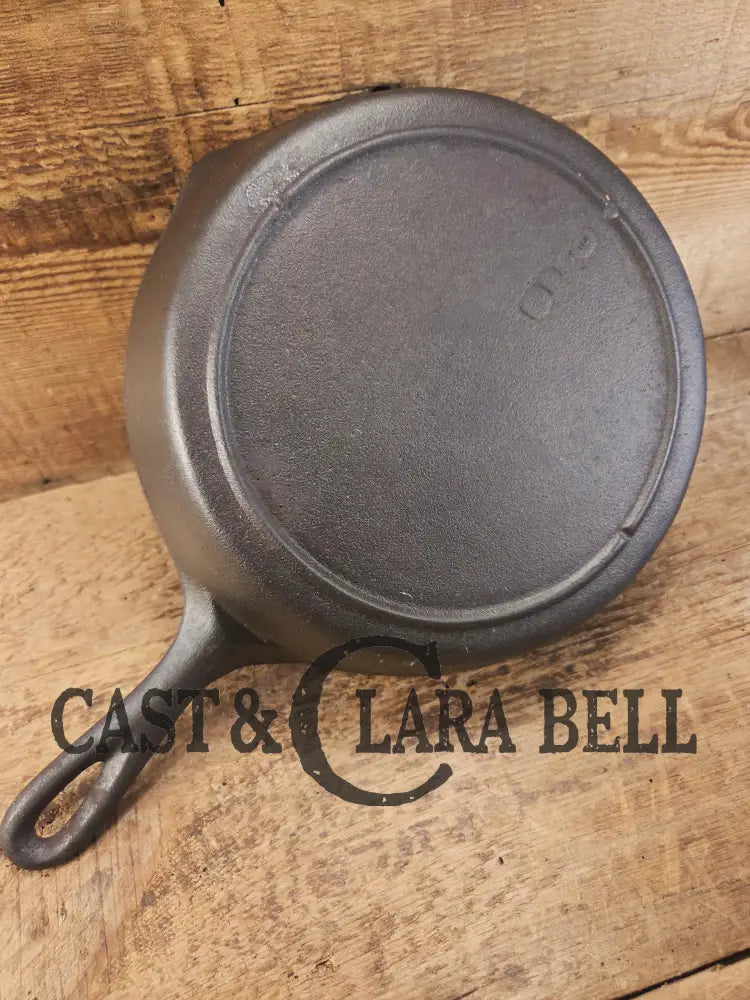 Hard to find in the Lodge Blob Series. 1930โs Lodge #6 Cast Iron Skillet with 3 Notch Heat Ring. Raised Blob makers