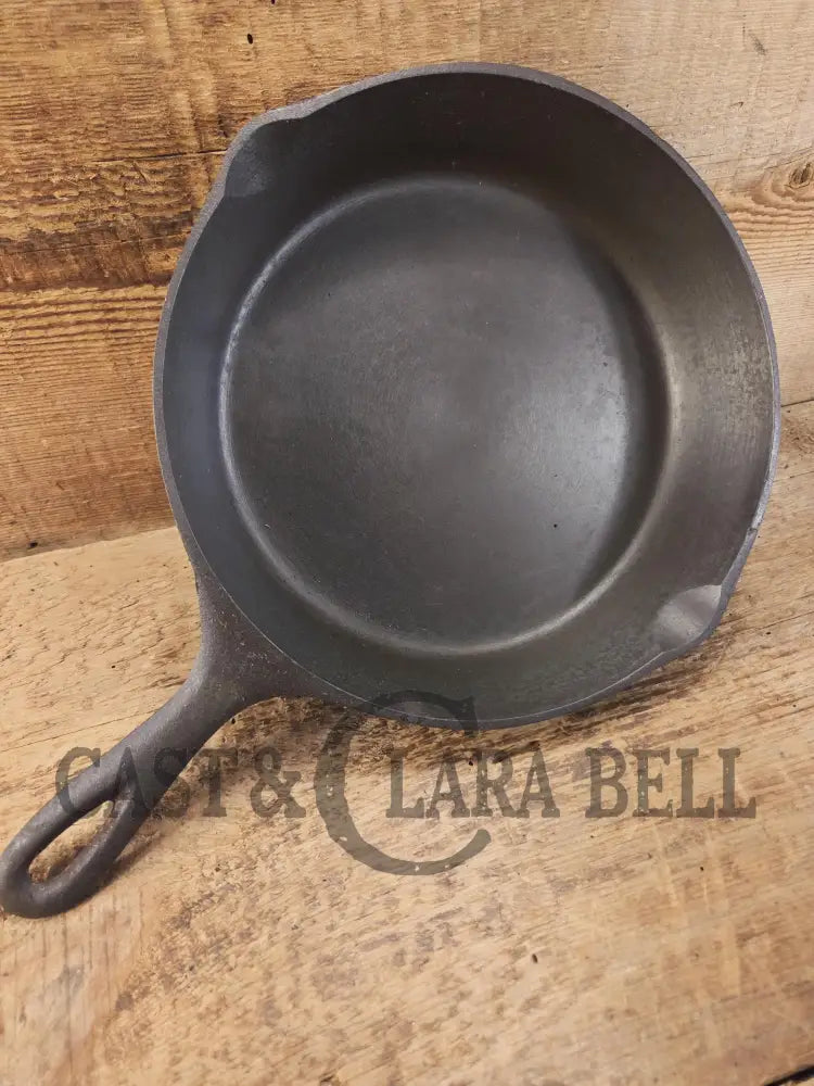 Hard to find in the Lodge Blob Series. 1930βs Lodge #6 Cast Iron Skillet with 3 Notch Heat Ring. Raised Blob makers