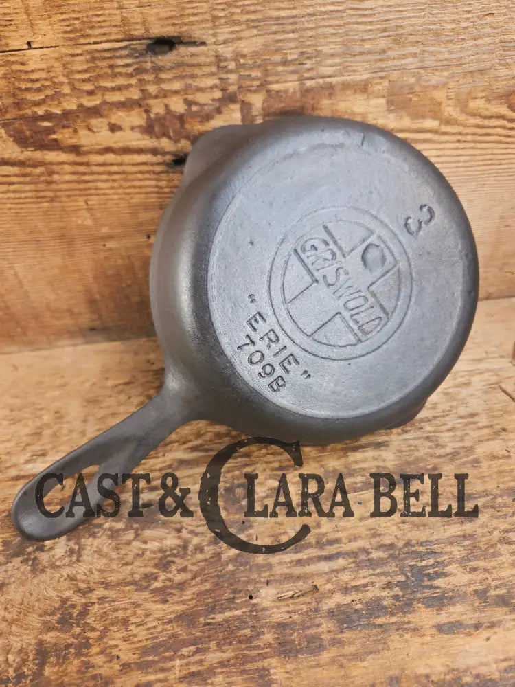 Harder to Find! 1910βs Griswold #3 Egg Skillet Large Block Slant Logo 709. So cool! Skillet