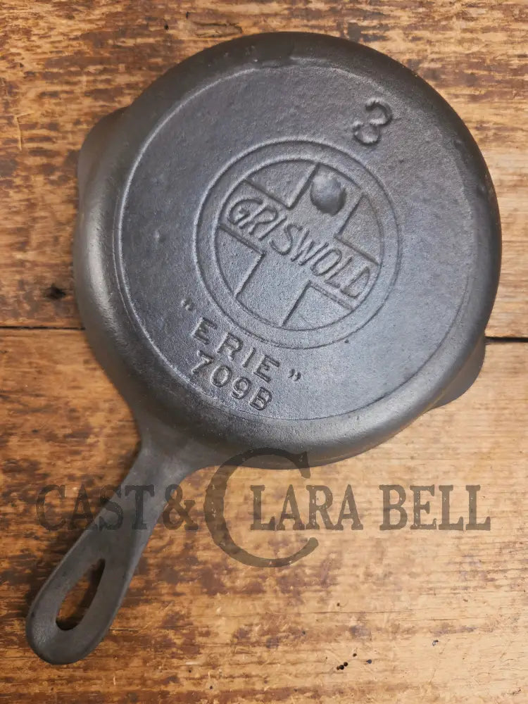 Harder to Find! 1910’s Griswold #3 Egg Skillet Large Block Slant Logo 709. So cool! Skillet