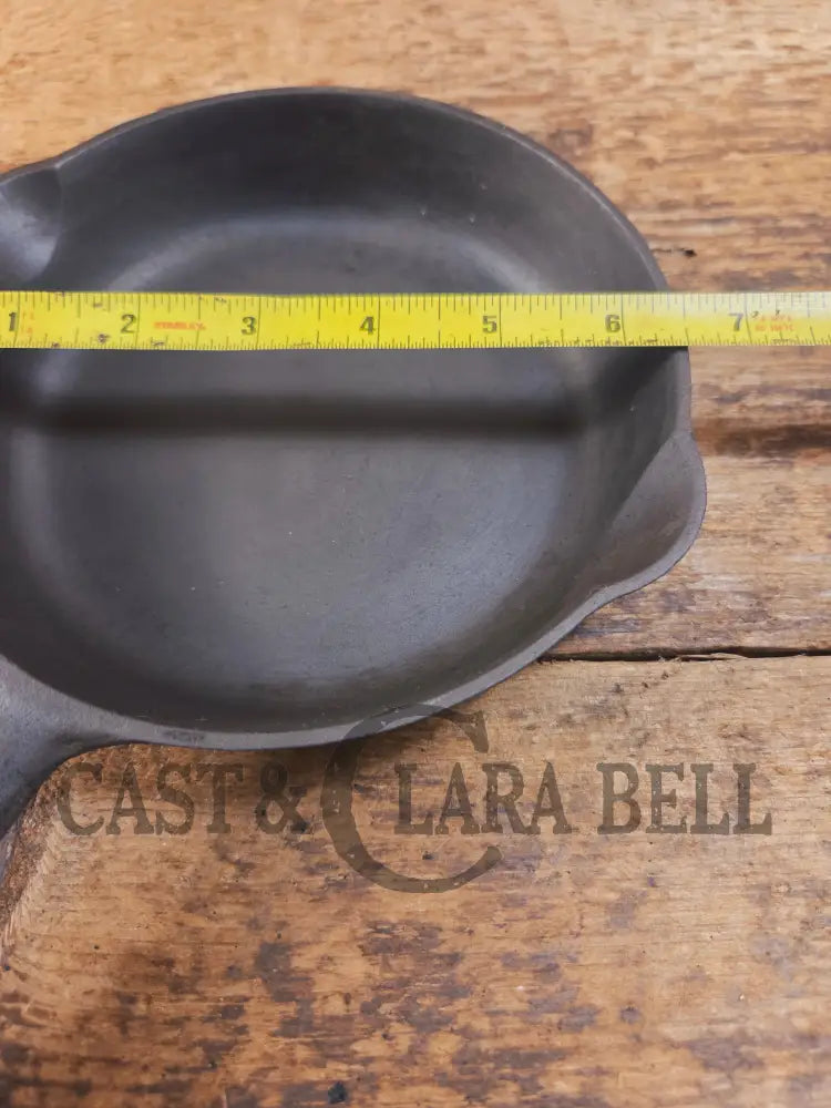 Harder to Find! 1910’s Griswold #3 Egg Skillet Large Block Slant Logo 709. So cool! Skillet