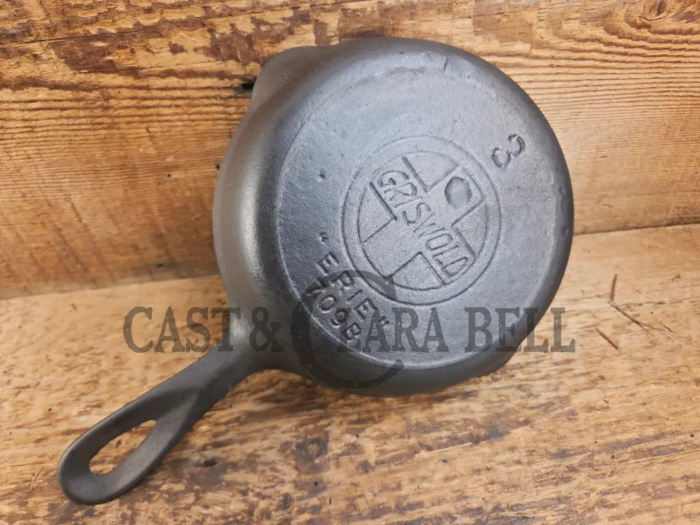 Harder to Find! 1910’s Griswold #3 Egg Skillet Large Block Slant Logo 709. So cool! Skillet