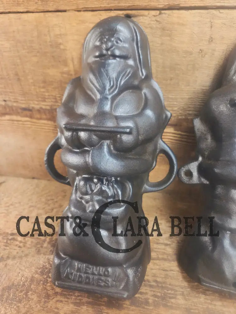 Ho Ho Hold the SHOW!! The Authentic #897/898 Griswold SANTA Cake Mold (Hello Kiddies!). Many copies are out there see