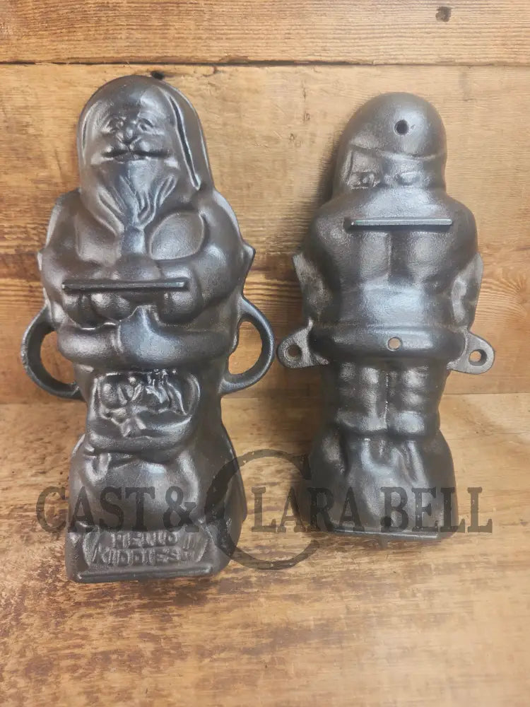 Ho Ho Hold the SHOW!! The Authentic #897/898 Griswold SANTA Cake Mold (Hello Kiddies!). Many copies are out there see