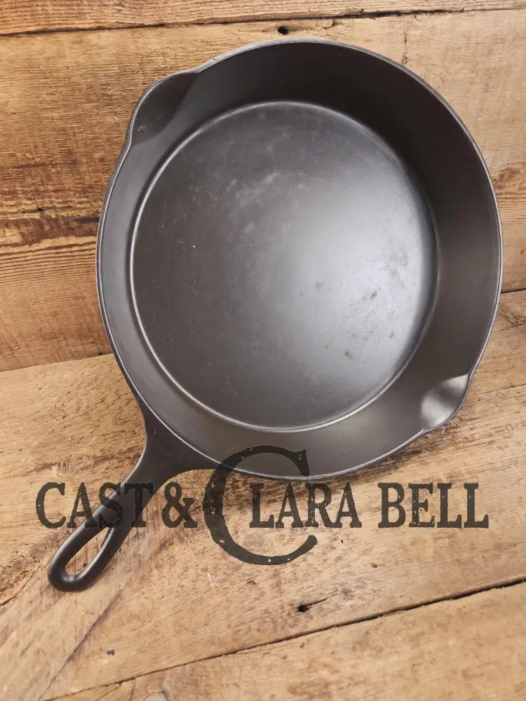 HTF and Gorgeous! Early 1900’s Wagner ’Arc Straight’ logo #10 Cast Iron Skillet. Big skillet for big appetites! Skillet