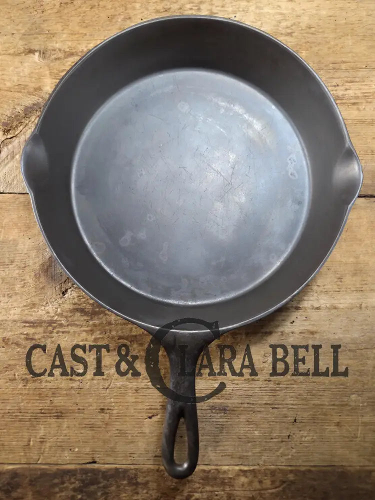 HTF and Gorgeous! Early 1900’s Wagner ’Arc Straight’ logo #10A Cast Iron Skillet. Big skillet for big appetites! SC24