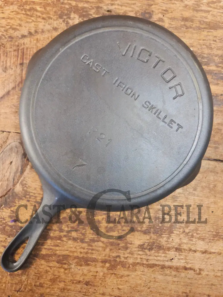 HTF early 1900βs Griswoldβs Third Series (Three Line) Victor #7 (#721) Cast Iron Skillet - Skillet