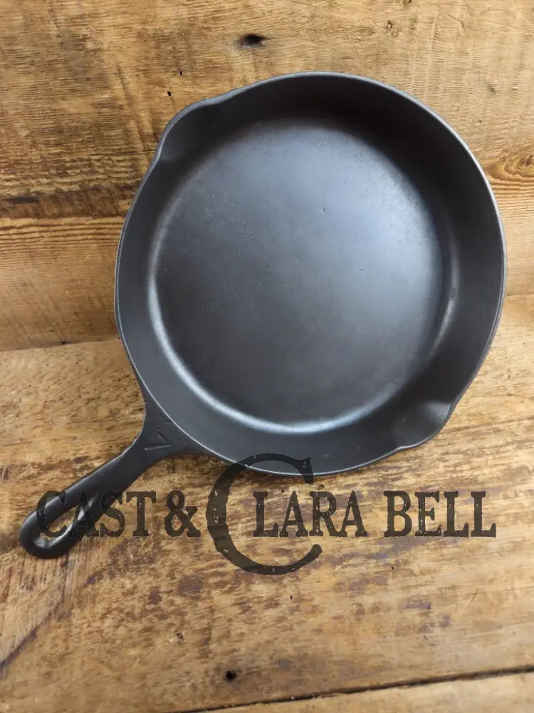 HTF Martin Stove & Range Co. #7 Cast Iron Skillet with ’Hamburger’ Logo. Versatile and elegant Skillet