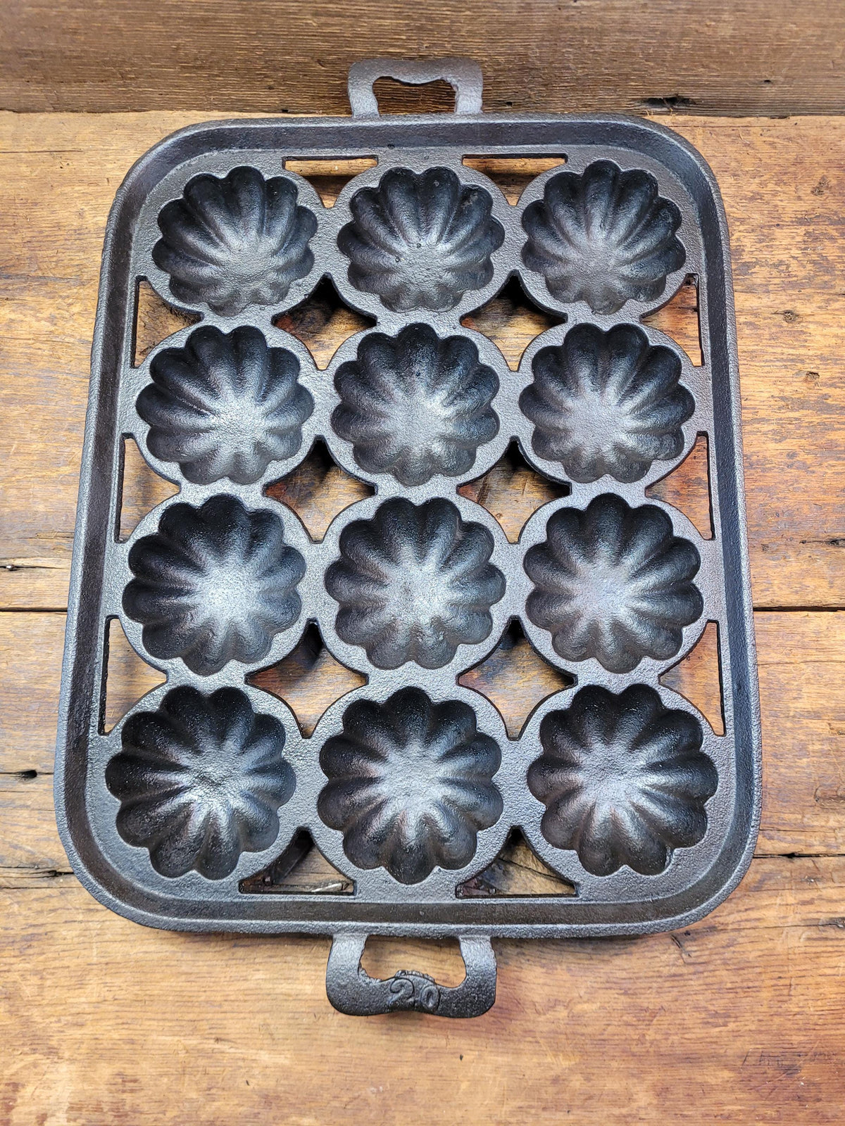 Whoa!! Gorgeous Lodge 12 #20 Open Frame Cast Iron Turk Head Gem Pan. Awesome Gift! Bakeware