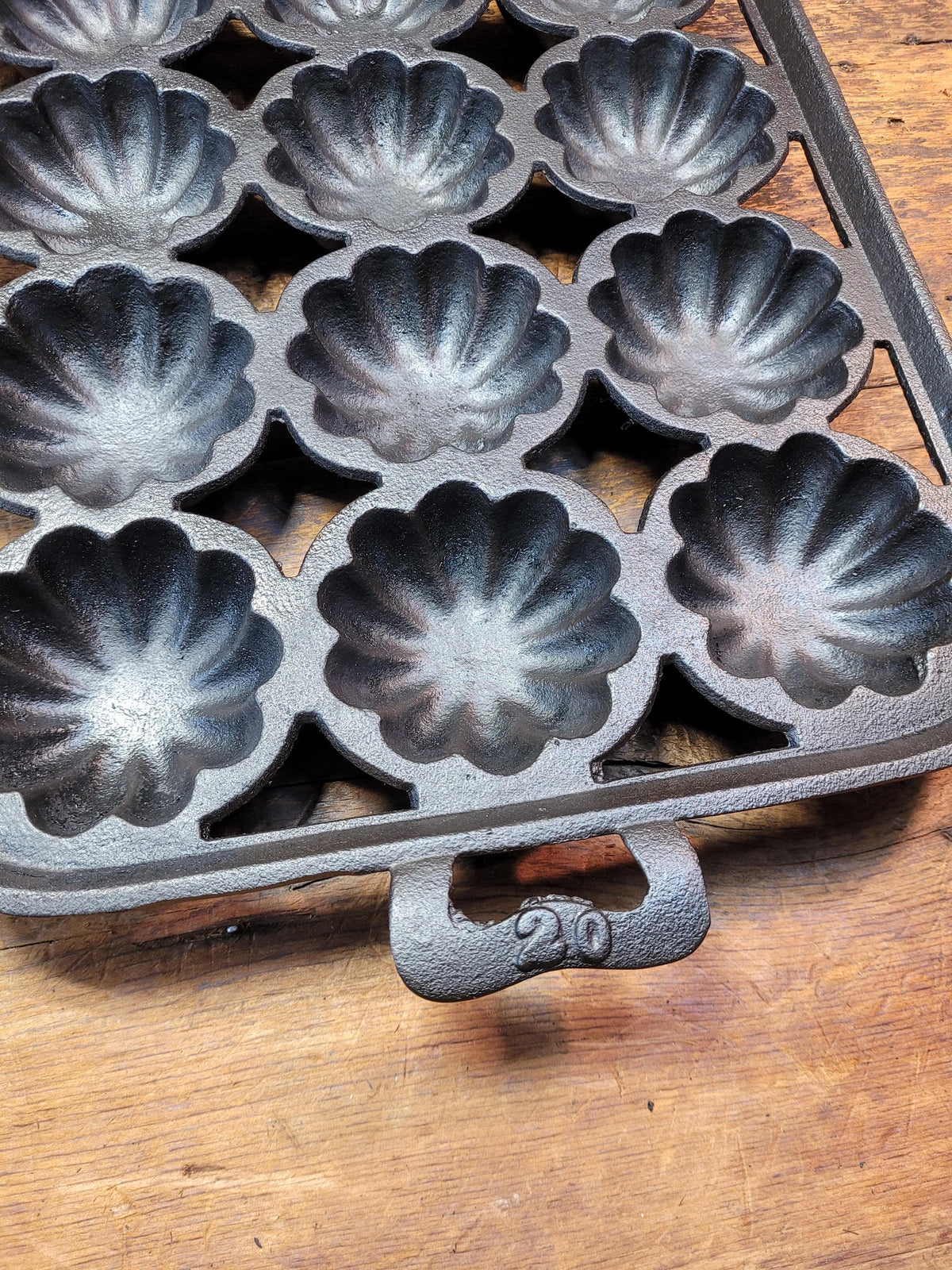 Whoa!! Gorgeous Lodge 12 #20 Open Frame Cast Iron Turk Head Gem Pan. Awesome Gift! Bakeware