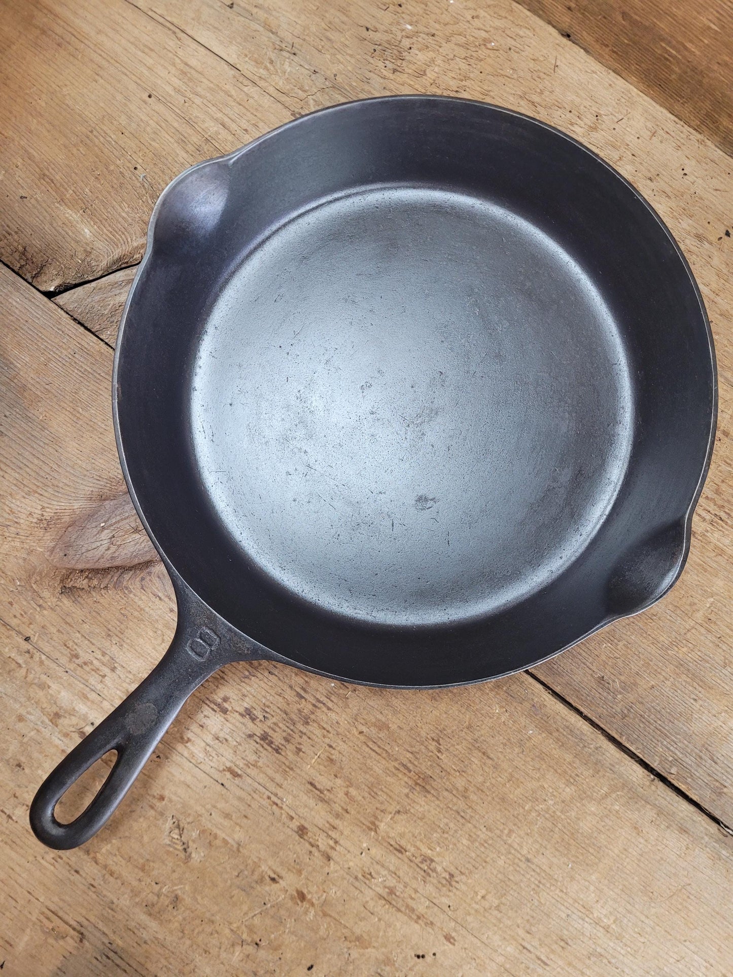 The Best Seller Classic! Griswold #8 Cast Iron Skillet with Large Block Logo and Smooth Bottom, 704 Y
