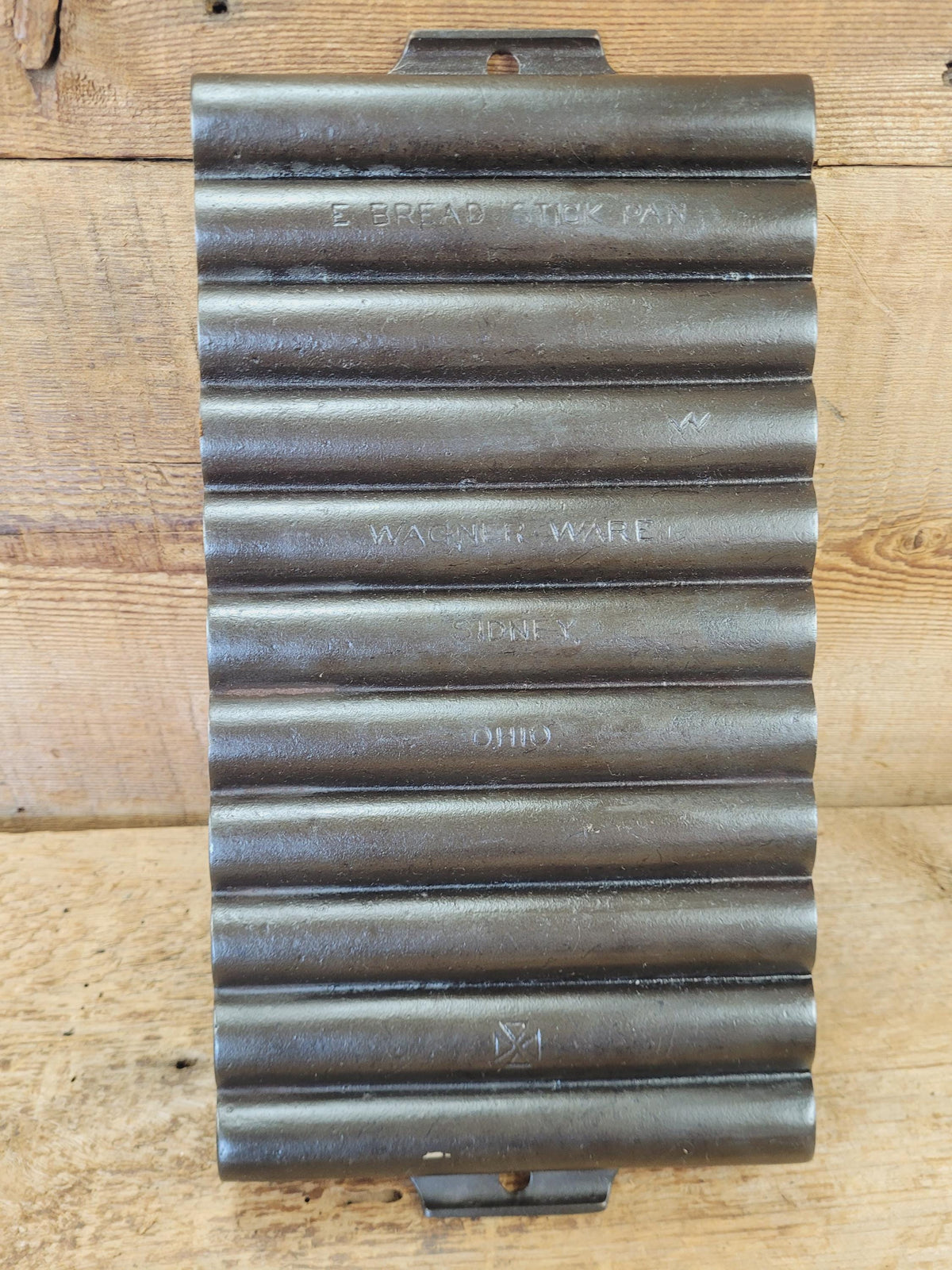Very unique! Wagner #22 Bread Stick Gem Pan. Cross makers mark ’E’ Gem Pan fully restored