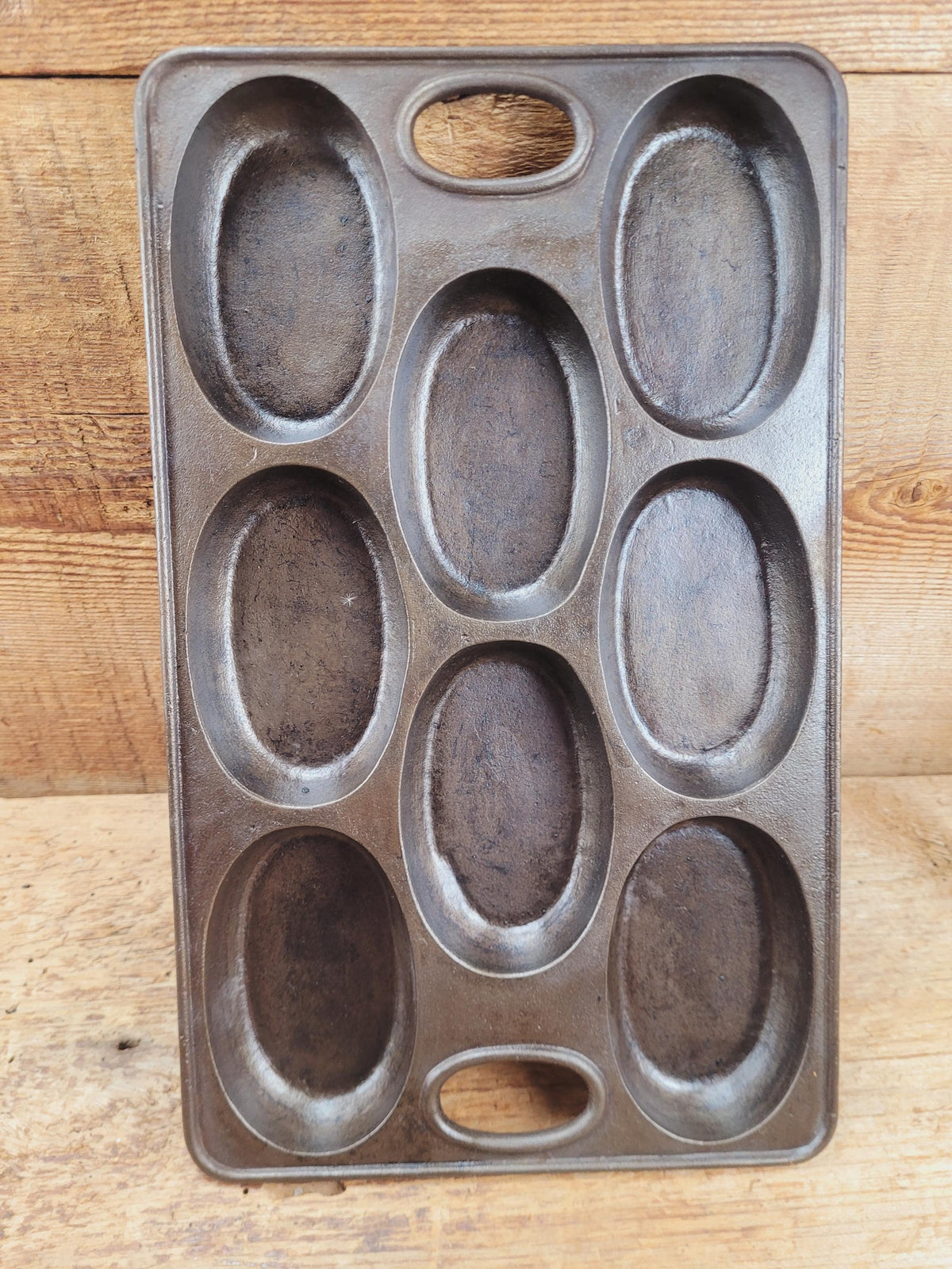 Wow! 1900’s Bridge Beach & Company #2 oval style gem pan. Priced to sell for small crack perfect for baking still after