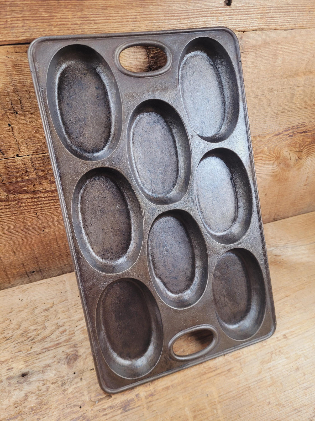 Wow! 1900’s Bridge Beach & Company #2 oval style gem pan. Priced to sell for small crack perfect for baking still after