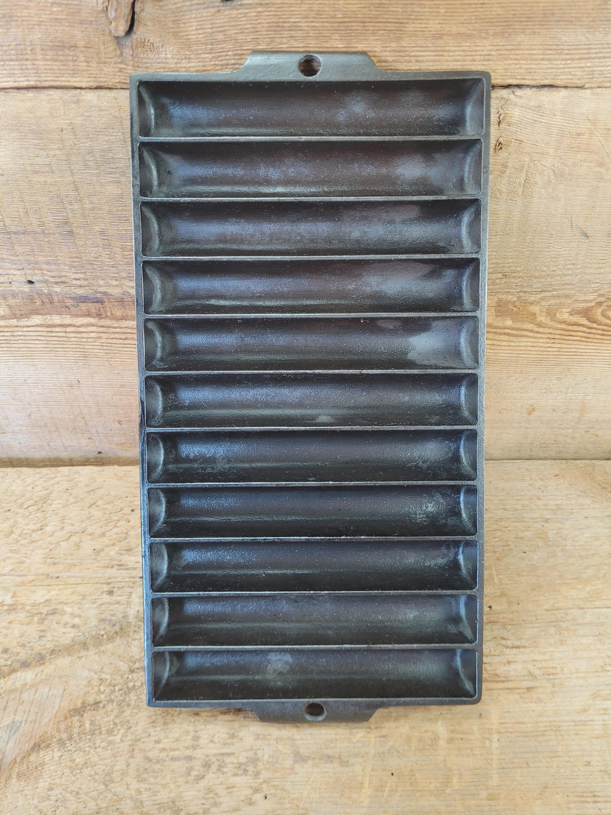 Very unique! Wagner #22 Bread Stick Gem Pan. Cross makers mark ’E’ Gem Pan fully restored