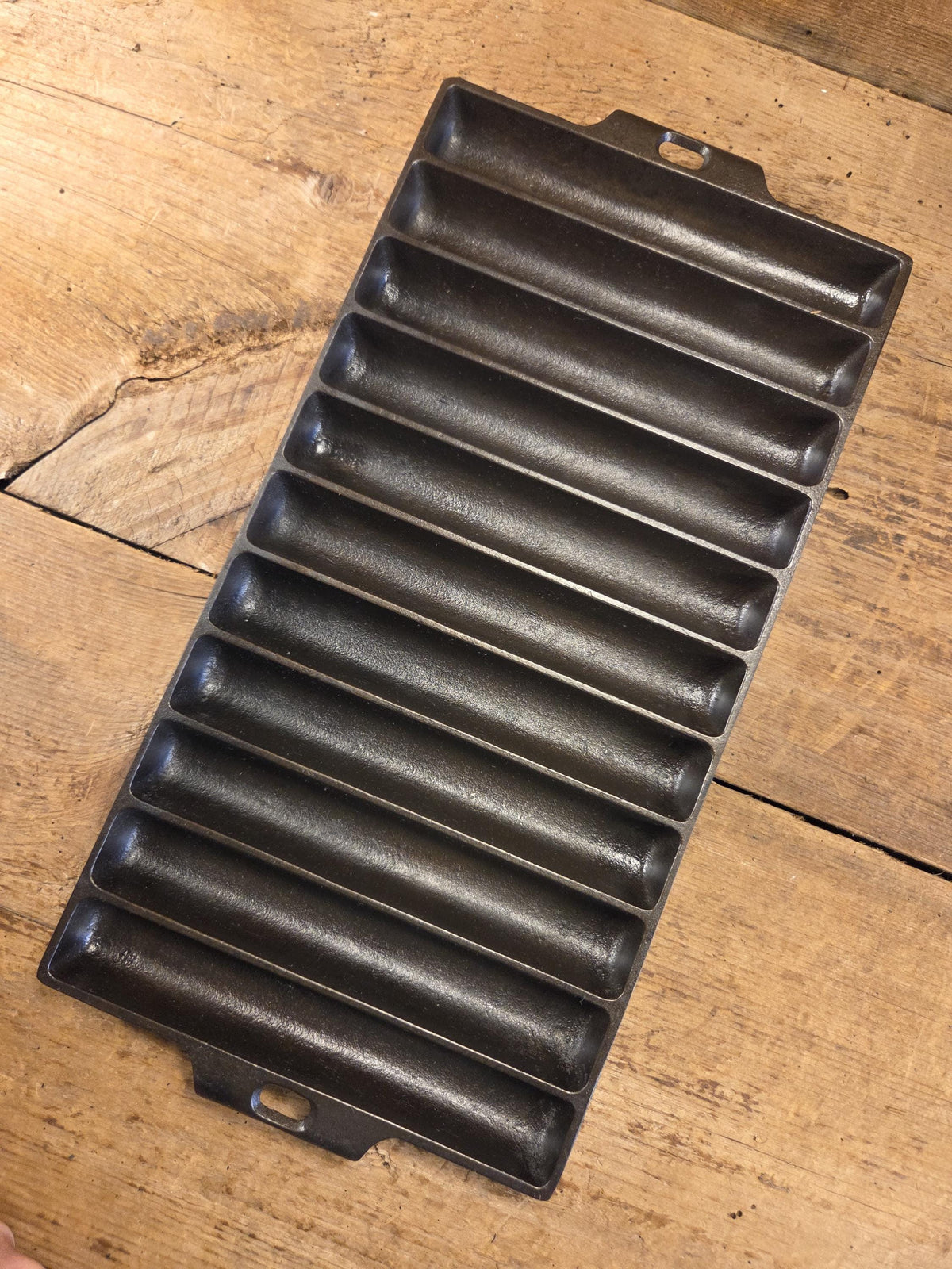 Very unique! Wagner #22 Bread Stick Gem Pan. ’A’ makers mark ’E’ Gem Pan fully restored Bakeware