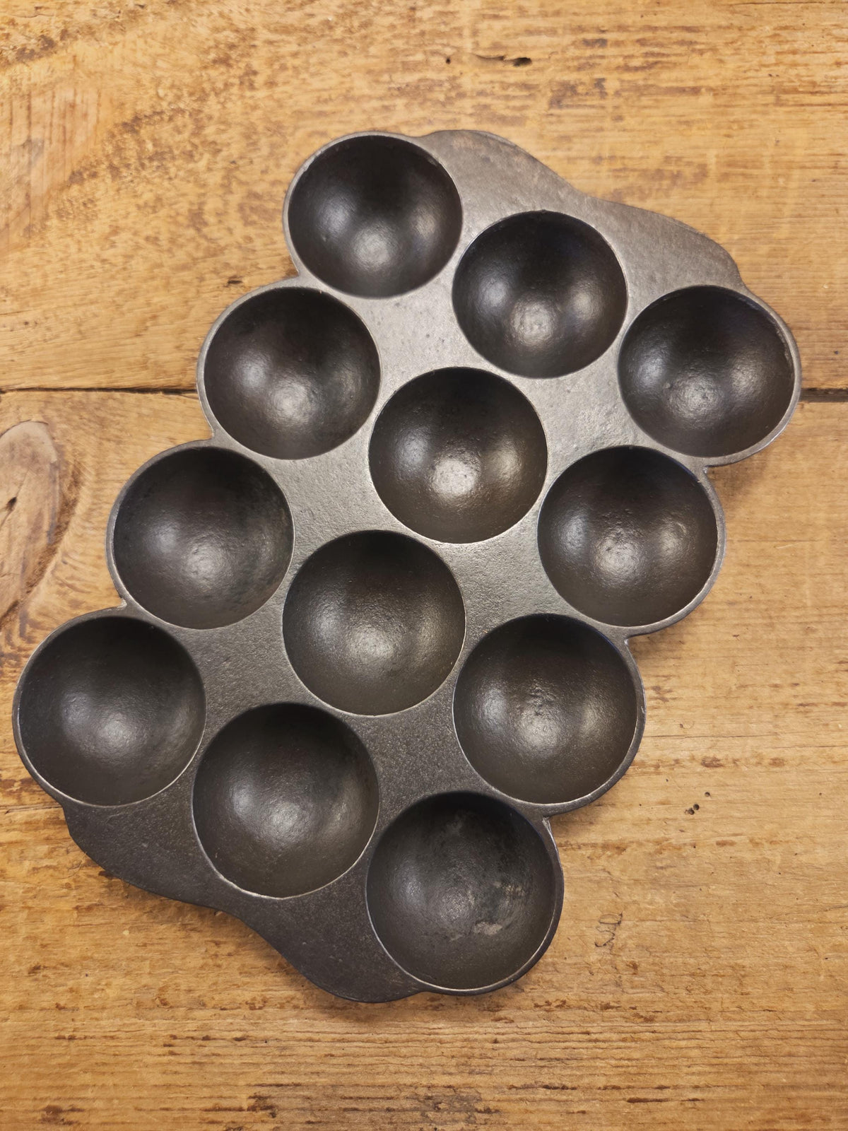 Great gift and tough to find! 1930’s Fully Marked Wagner ’golf ball’ brownie pan. Closed frame ’F’ style gem pan