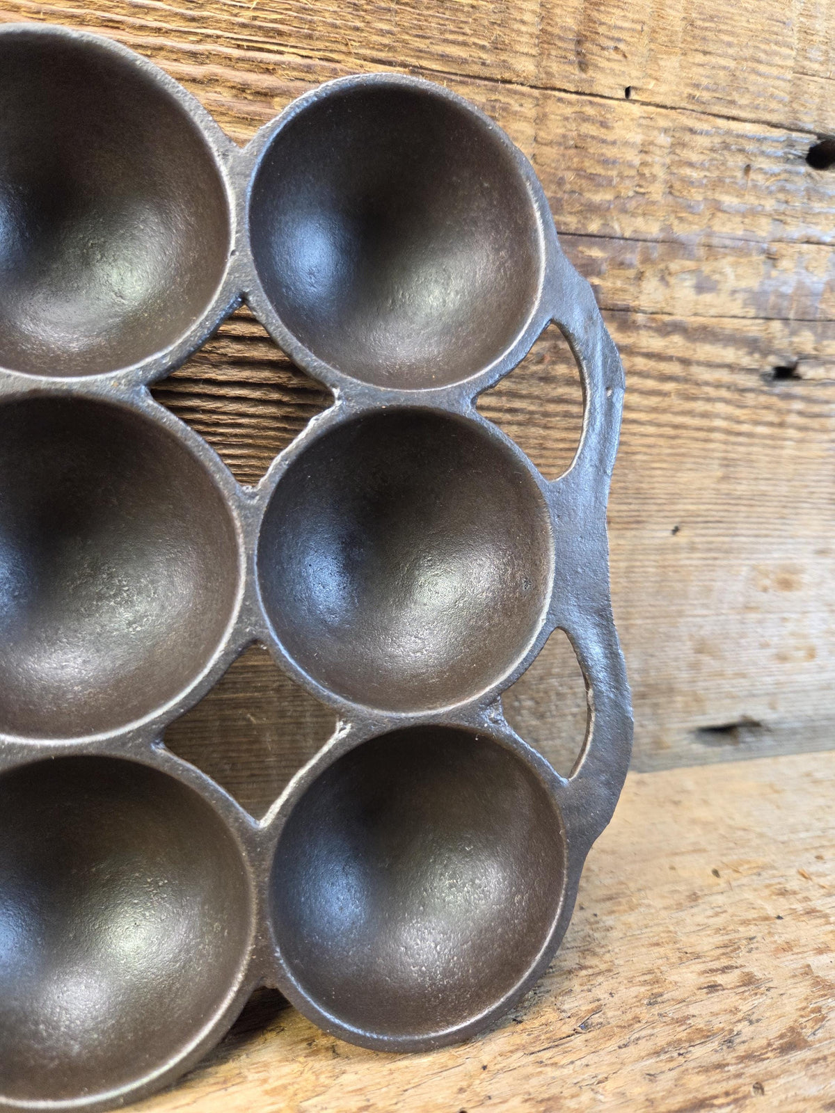 Great gift! 1930’s #9 Wagner ’golf ball’ brownie pan. Open air design gorgeous!
