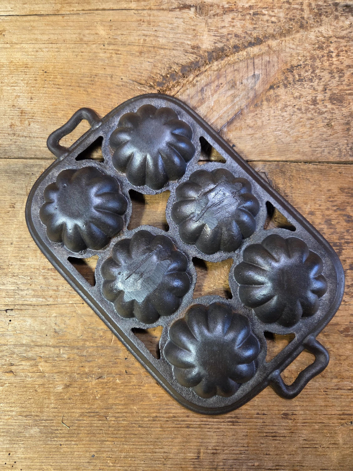 Great gift! Pre 1900’s Unmarked Antique Gate-Marked #10 Turks Head Pan 6 Cup