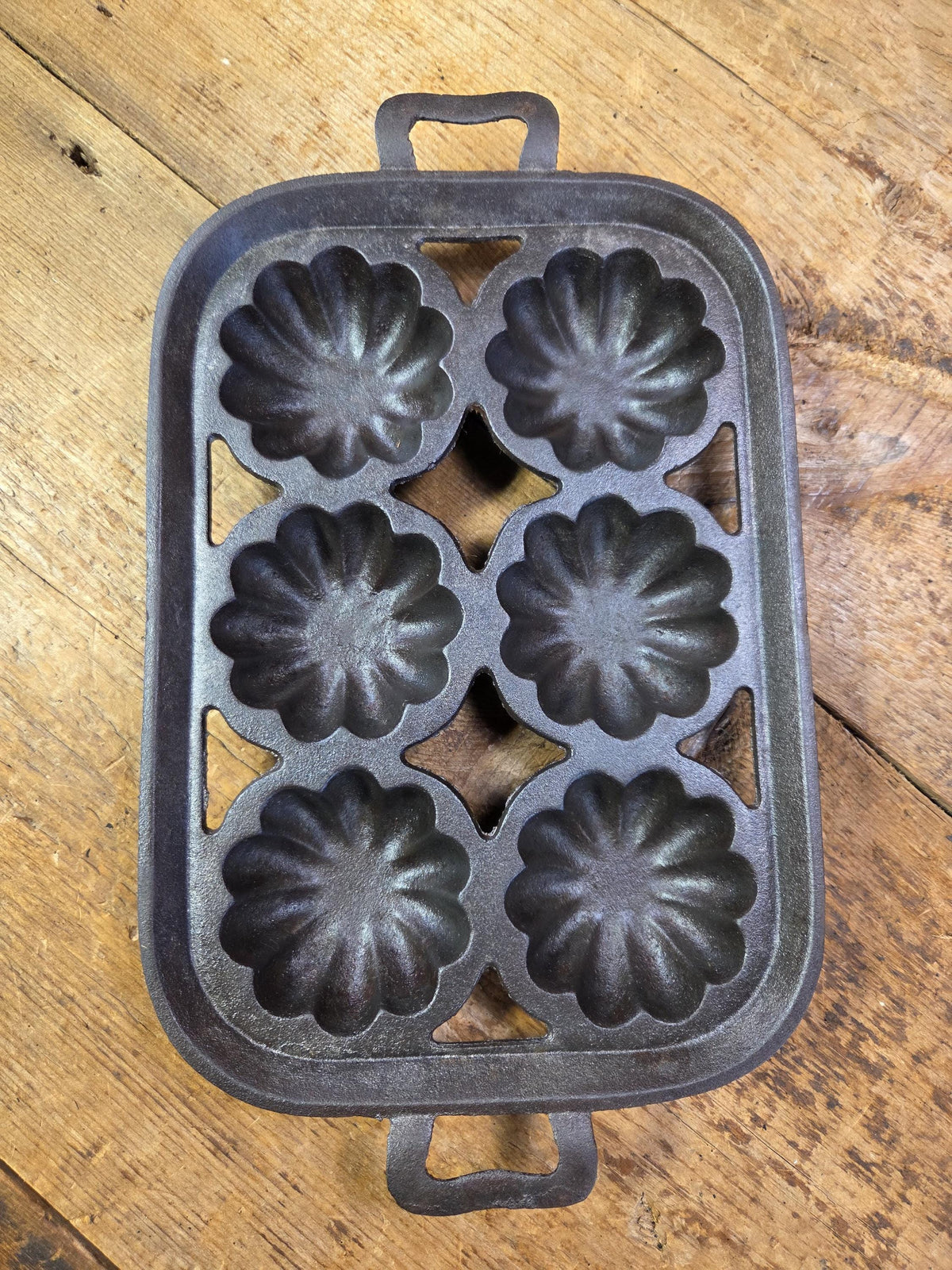 Great gift! Pre 1900’s Unmarked Antique Gate-Marked #10 Turks Head Pan 6 Cup