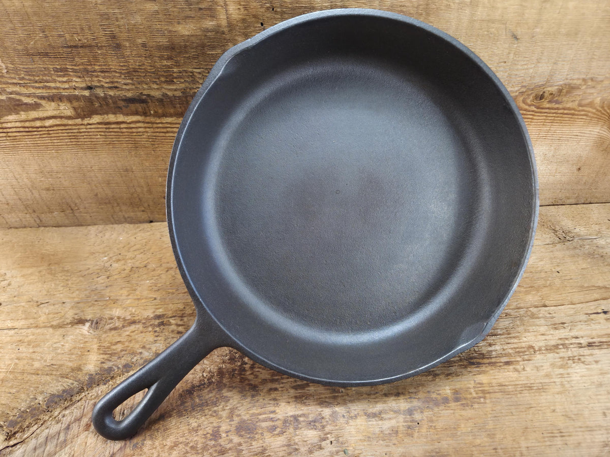 The Classic 8! 1940’s early Birmingham Stove & Range Red Mountain Series #8 Skillet 8Z Skillet