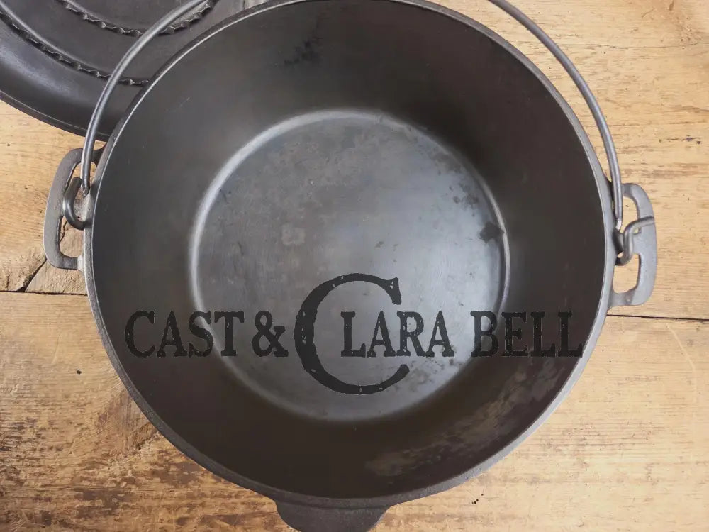 Large 1930’s Wagner Ware #9 Cast Iron Dutch Oven 1259 with Sawtooth lid! Unique pattern shift on lid Dutch Ovens